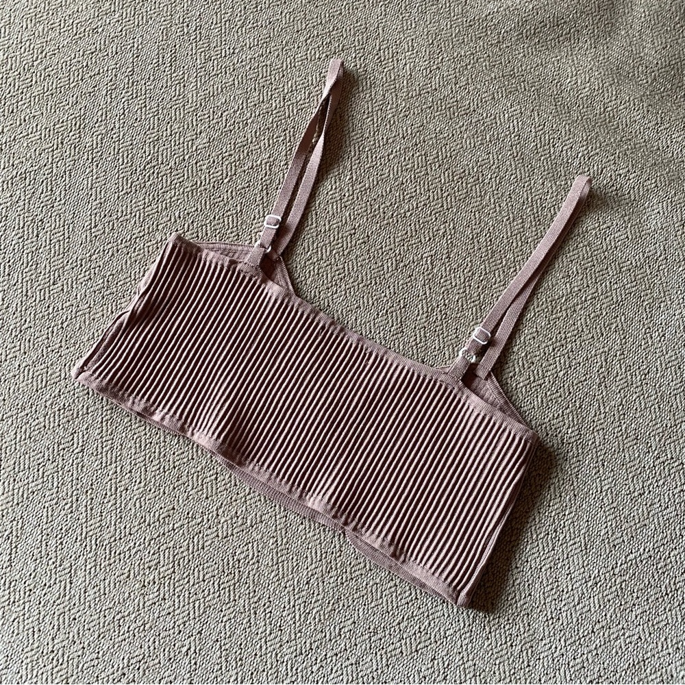 LIKE NEW Ribbed Crop Top - Picture 3 of 4
